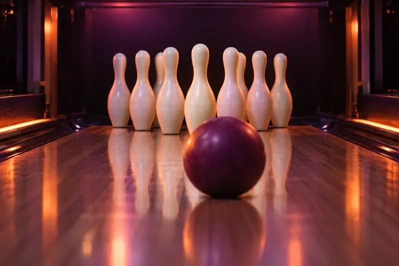 Pist seviyesinden görünen dizili labutlar ve onlara doğru yuvarlanan bir bowling topu